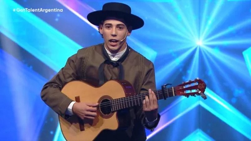 Joven de 20 años vende su PlayStation para grabar su primer disco de folklore argentino y gana millones en TV